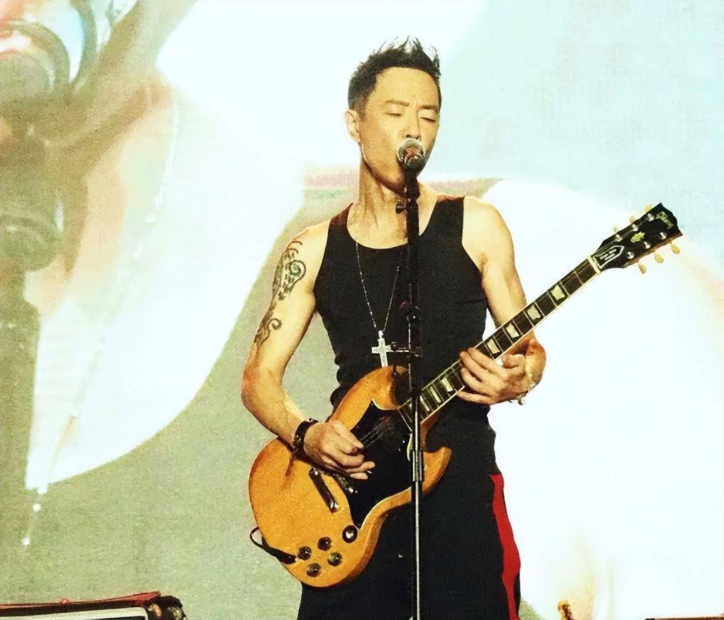 52岁朱茵现状：住深山残屋，开97年破车，她活成了娱乐圈李子柒