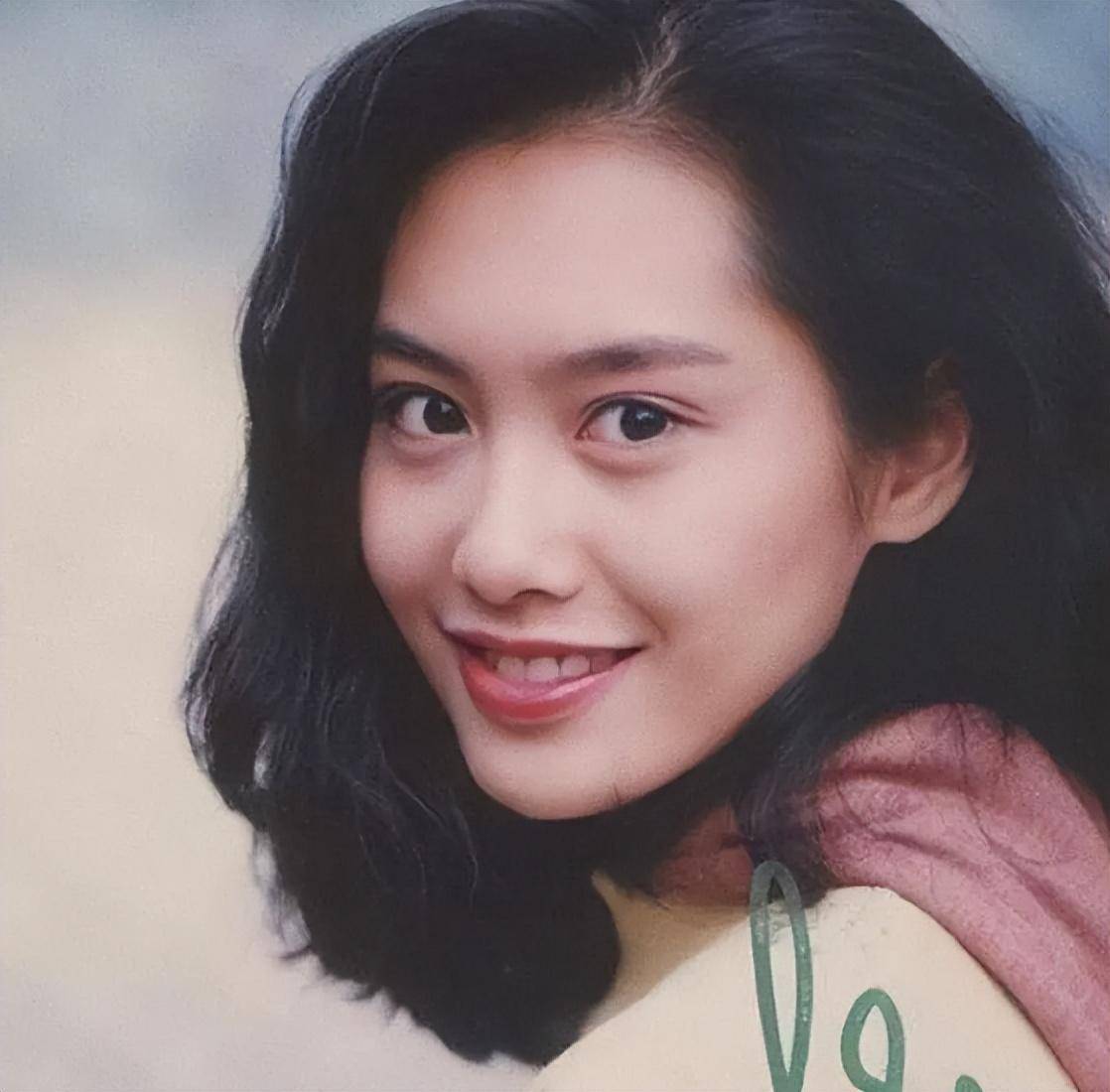 52岁朱茵现状：住深山残屋，开97年破车，她活成了娱乐圈李子柒