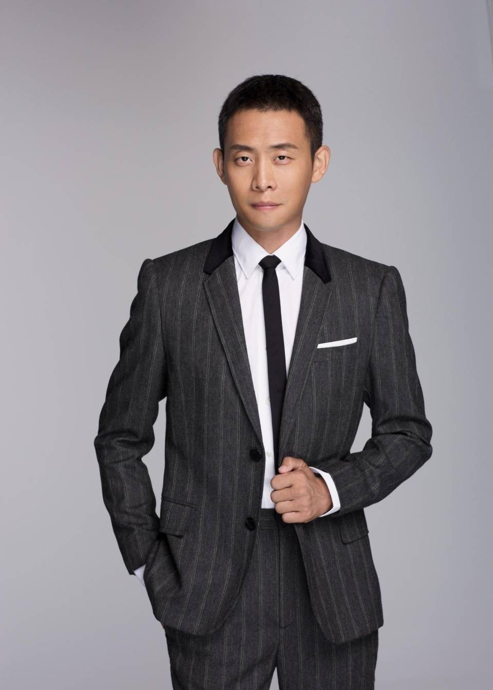 张译路演风波:拒签《狂飙》书与穿马面裙,武汉现场表情引发热议 张译路演风波:拒签《狂飙》书与穿马面裙,武汉现场表情引发热议