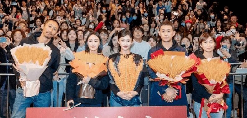 张译路演风波:拒签《狂飙》书与穿马面裙,武汉现场表情引发热议 张译路演风波:拒签《狂飙》书与穿马面裙,武汉现场表情引发热议