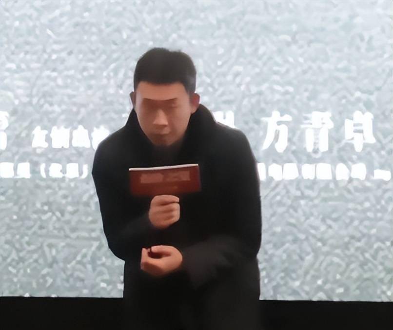 张译路演风波:拒签《狂飙》书与穿马面裙,武汉现场表情引发热议 张译路演风波:拒签《狂飙》书与穿马面裙,武汉现场表情引发热议