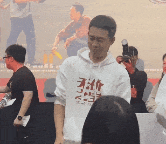 张译路演风波:拒签《狂飙》书与穿马面裙,武汉现场表情引发热议 张译路演风波:拒签《狂飙》书与穿马面裙,武汉现场表情引发热议