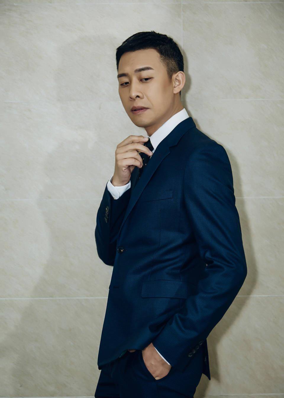 张译路演风波:拒签《狂飙》书与穿马面裙,武汉现场表情引发热议 张译路演风波:拒签《狂飙》书与穿马面裙,武汉现场表情引发热议