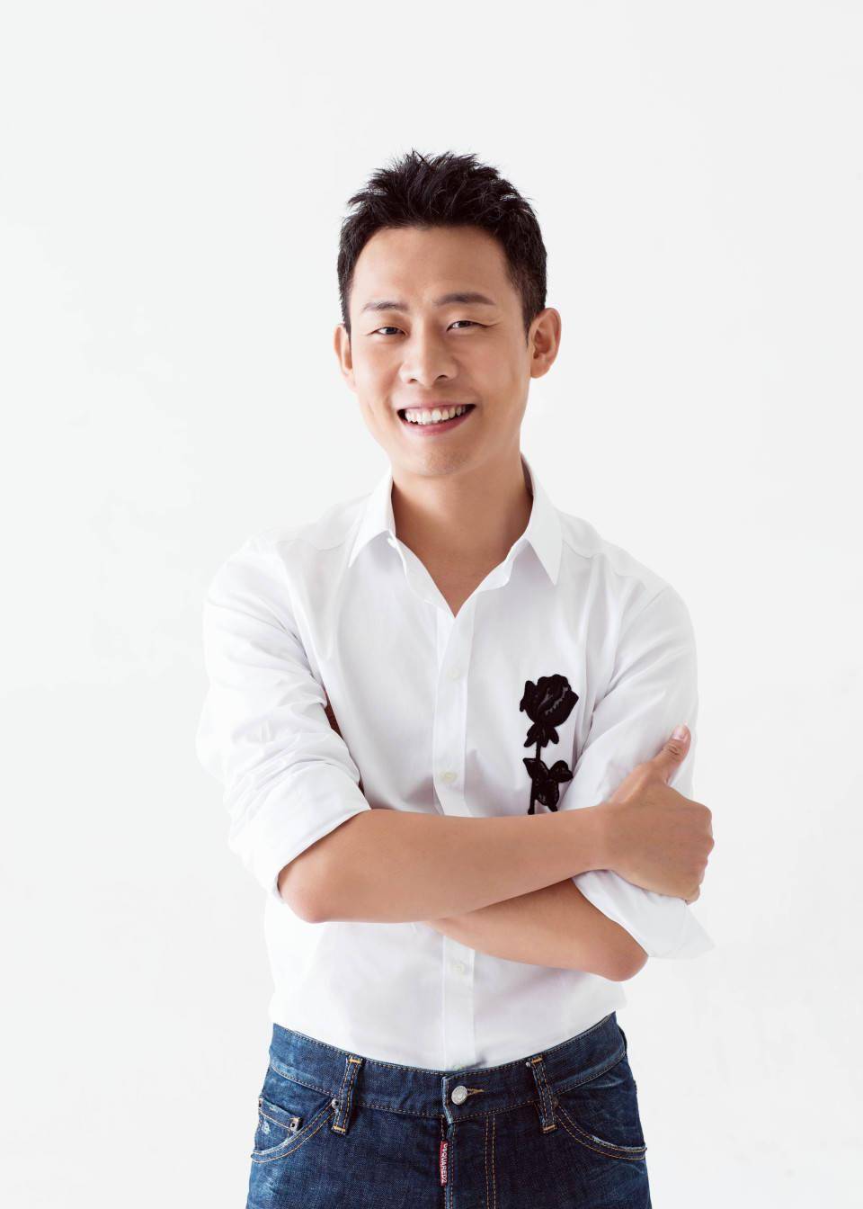 张译路演风波:拒签《狂飙》书与穿马面裙,武汉现场表情引发热议 张译路演风波:拒签《狂飙》书与穿马面裙,武汉现场表情引发热议